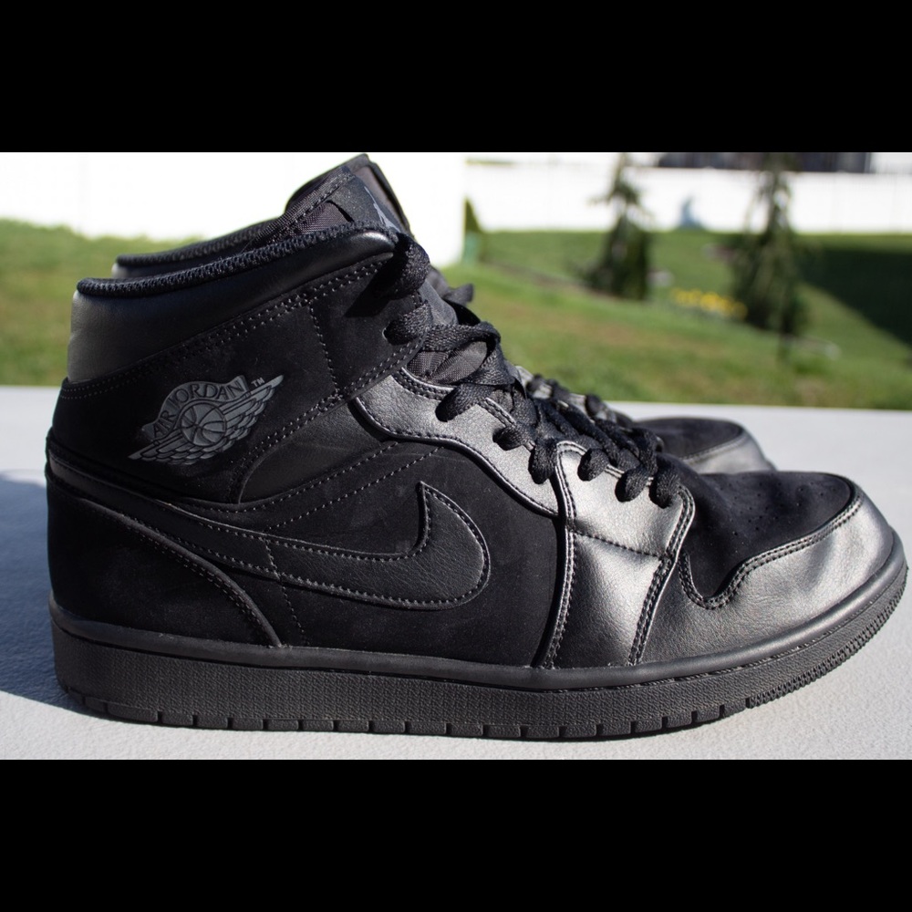 AIR JORDAN 1 MID TRIPLE BLACK